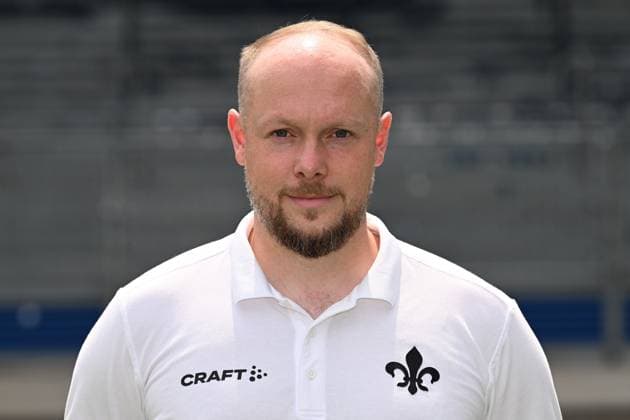 10 07 2023, xjhx, football 1 Bundesliga, SV Darmstadt 98 photo appointment season 2023 24 1 BL porträttermin 2023 2024 emspor, v l game video analyst Maximilian Kohl SV Darmstadt 98 1 BL, porträttermin 2023 2024 DFL DFB REGULATES PROHIBIT ANY USE OF PHOTOGRAPHS AS IMAGE SEQUENCES AND OR QUASI VIDEO Darmstadt