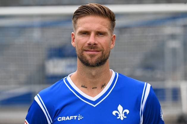 10 07 2023, xjhx, football 1 Bundesliga, SV Darmstadt 98 photo appointment season 2023 24 1 BL porträttermin 2023 2024 emspor, v l Tobias Kempe SV Darmstadt 98 1 BL, porträttermin 2023 2024 DFL DFB REGULATIONS PROHIBIT ANY USE OF PHOTOGRAPHS as IMAGE SEQUENCES and or QUASI VIDEO Darmstadt