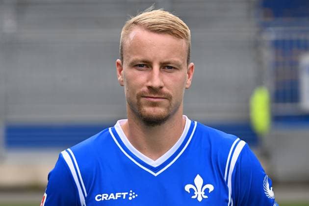 10 07 2023, xjhx, football 1 Bundesliga, SV Darmstadt 98 photo appointment season 2023 24 1 BL porträttermin 2023 2024 emspor, v l Fabian Holland SV Darmstadt 98 1 BL, porträttermin 2023 2024 DFL DFB REGULATIONS PROHIBIT ANY USE OF PHOTOGRAPHS as IMAGE SEQUENCES and or QUASI VIDEO Darmstadt