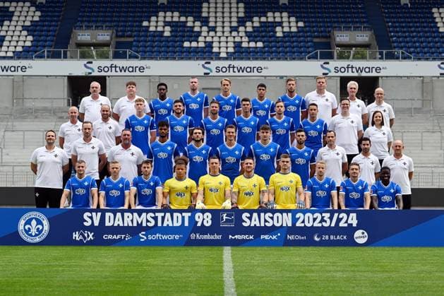 10 07 2023, xjhx, Football 1 Bundesliga, SV Darmstadt 98 photo session season 2023 24 SV Darmstadt 98 1 BL Porträttermin 2023 2024 emspor, Back row f l Supervisor Michael Richter, Supervisor Jonas Nietzel, Frank Ronstadt, Thomas Isherwood, Oscar Vilhelmsson, Fabio Torsiello, Nemanja Celic, Team doctor Dr Philip Jessen, Team doctor Dr Ingo Schwinnen, Team doctor Dr Alexander Lesch Third row f l Physiotherapist Sebastian Pommer, Supervisor Matthias Neumann, Clemens Riedel, Emir Karic, Tobias Kempe, Mathias Honsak, Jannik Mueller, Fabian Schnellhardt, Physiotherapist David Ackermann, Physiotherapist Katrin Herbig Second row from l Rehab coach Florian Bauer, Athletics coach Chris Busse, Goalkeeper coach Dimo Wache, Aaron Seydel, Frasier Hornby, Christoph Zimmermann, Matej Maglica, Klaus Gjasula, Co coach Kai Peter Schmitz, Co coach Ovid Hajou, Coach Torsten Lieberknecht Front row from l Fabian Nürnberger, Andreas Müller, Matthias Bader, Max Wendt, Alexander Brunst, Marcel Schuhen, Morten Behrens, Fabian Holland, Marvin Mehlem, Braydon Manu DFL DFB REGULATES PROHIBIT ANY USE OF PHOTOGRAPHS AS IMAGE SEQUENCES AND OR QUASI VIDEO Darmstadt
