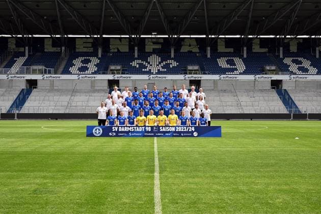 10 07 2023, xjhx, Football 1 Bundesliga, SV Darmstadt 98 photo session season 2023 24 SV Darmstadt 98 1 BL Porträttermin 2023 2024 emspor, Back row f l Supervisor Michael Richter, Supervisor Jonas Nietzel, Frank Ronstadt, Thomas Isherwood, Oscar Vilhelmsson, Fabio Torsiello, Nemanja Celic, Team doctor Dr Philip Jessen, Team doctor Dr Ingo Schwinnen, Team doctor Dr Alexander Lesch Third row f l Physiotherapist Sebastian Pommer, Supervisor Matthias Neumann, Clemens Riedel, Emir Karic, Tobias Kempe, Mathias Honsak, Jannik Mueller, Fabian Schnellhardt, Physiotherapist David Ackermann, Physiotherapist Katrin Herbig Second row from l Rehab coach Florian Bauer, Athletics coach Chris Busse, Goalkeeper coach Dimo Wache, Aaron Seydel, Frasier Hornby, Christoph Zimmermann, Matej Maglica, Klaus Gjasula, Co coach Kai Peter Schmitz, Co coach Ovid Hajou, Coach Torsten Lieberknecht Front row from l Fabian Nürnberger, Andreas Müller, Matthias Bader, Max Wendt, Alexander Brunst, Marcel Schuhen, Morten Behrens, Fabian Holland, Marvin Mehlem, Braydon Manu DFL DFB REGULATES PROHIBIT ANY USE OF PHOTOGRAPHS AS IMAGE SEQUENCES AND OR QUASI VIDEO Darmstadt