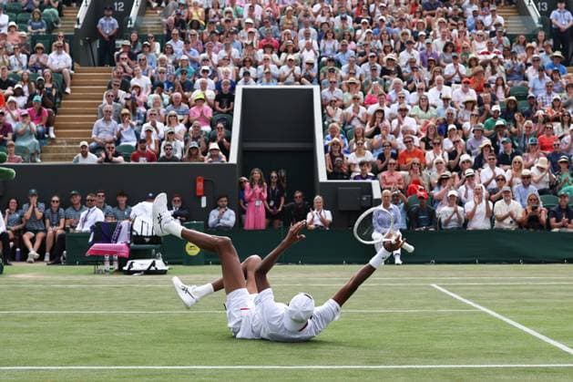 Wimbledon Tag Acht 10. Juli 2023, Wimbledon Wimbledon Tennis Championships Tag Acht Christopher Eubanks USA wirft seinen Schläger in die Luft und fängt ihn auf, nachdem er den Ball während seines Herreneinzel-Achtelfinalspiels gegen Stefanos Tsitsipas GRC verfehlt hat Foto Charlotte Wilson Offside Wimbledon UK  Copyright: xCharlottexWilsonx xOffsidexOffside
