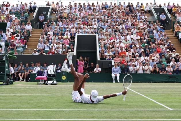 Wimbledon Tag Acht 10. Juli 2023, Wimbledon Wimbledon Tennis Championships Tag Acht Christopher Eubanks USA wirft seinen Schläger in die Luft und fängt ihn auf, nachdem er den Ball während seines Herreneinzel-Achtelfinalspiels gegen Stefanos Tsitsipas GRC verfehlt hat Foto Charlotte Wilson Offside Wimbledon UK  Copyright: xCharlottexWilsonx xOffsidexOffside