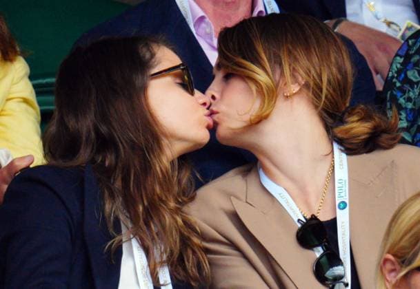 Sport Bilder des Tages Mandatory Credit: Photo by Javier Garcia Shutterstock (14003748hw) Cara Delevingne kissing girlfriend Minke in the crowd on Centre Court Wimbledon Tennis Championships, Day 8, The All England Lawn Tennis and Croquet Club, London, UK - 10 Jul 2023 Wimbledon Tennis Championships, Day 8, The All England Lawn Tennis and Croquet Club, London, UK - 10 Jul 2023  Copyright: xJavierxGarcia Shutterstockx 14003748hw