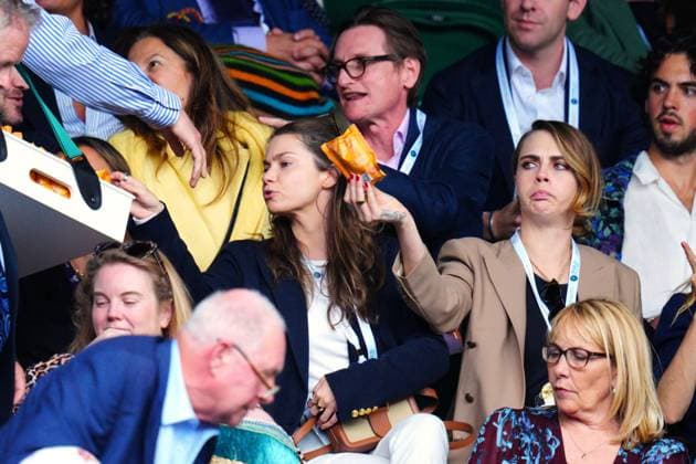 Sport Bilder des Tages Mandatory Credit: Photo by Javier Garcia Shutterstock (14003748ig) Cara Delevingne and girlfriend Minke are handed sweets in the crowd on Centre Court Wimbledon Tennis Championships, Day 8, The All England Lawn Tennis and Croquet Club, London, UK - 10 Jul 2023 Wimbledon Tennis Championships, Day 8, The All England Lawn Tennis and Croquet Club, London, UK - 10 Jul 2023  Copyright: xJavierxGarcia Shutterstockx 14003748ig
