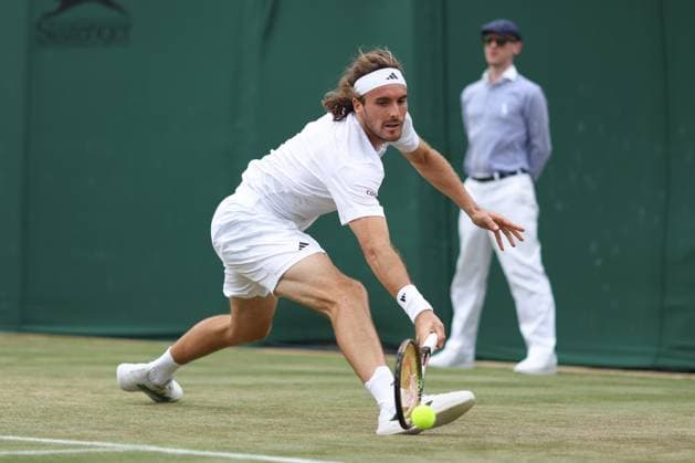 Wimbledon Tag Acht 10. Juli 2023, Wimbledon Wimbledon Tennis Championships Tag Acht Stefanos Tsitsipas GRC in Aktion während seines Gentlemen s Singles Achtelfinalspiels gegen Christopher Eubanks USA Foto Charlotte Wilson Offside Wimbledon UK  Copyright: xCharlottexWilsonx xOffsidexOffside