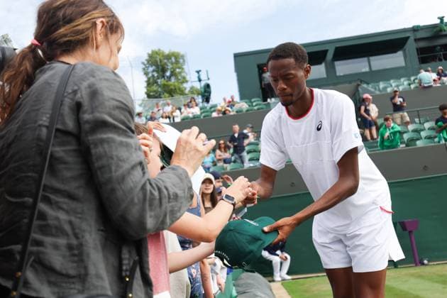 Wimbledon Tag Acht 10. Juli 2023, Wimbledon Wimbledon Tennis Championships Tag Acht Christopher Eubanks USA feiert mit den Fans nach seinem Sieg im Achtelfinale des Gentlemen s Singles gegen Stefanos Tsitsipas GRC Foto Charlotte Wilson Offside Wimbledon UK  Copyright: xCharlottexWilsonx xOffsidexOffside