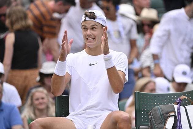 Tennis : Wimbledon 2023 - Angleterre - Holger Rune et son incroyable point - Danemark Tennis : Wimbledon 2023 - Angleterre- 10 07 23 ChrysleneCaillaud Panoramic  