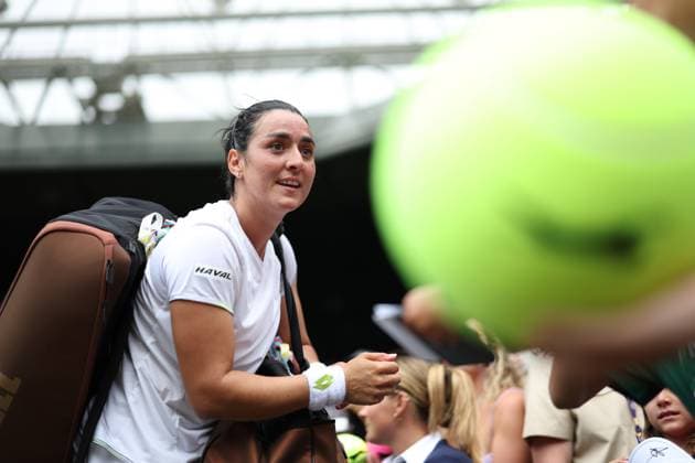 Wimbledon Tag Acht 10. Juli 2023, Wimbledon Wimbledon Tennis Championships Tag Acht Ons Jabeur TUN signiert große Tennisbälle nach ihrem Sieg im Dameneinzel-Achtelfinale gegen Petra Kvitova CZE Foto Charlotte Wilson Abseits Wimbledon UK  Copyright: xCharlottexWilsonx xOffsidexOffside