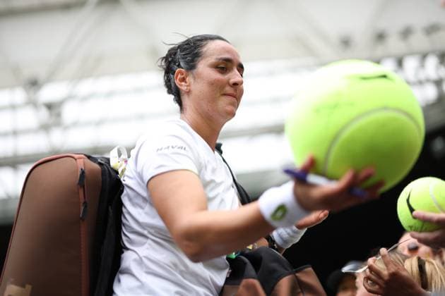 Wimbledon Tag Acht 10. Juli 2023, Wimbledon Wimbledon Tennis Championships Tag Acht Ons Jabeur TUN signiert große Tennisbälle nach ihrem Sieg im Dameneinzel-Achtelfinale gegen Petra Kvitova CZE Foto Charlotte Wilson Abseits Wimbledon UK  Copyright: xCharlottexWilsonx xOffsidexOffside