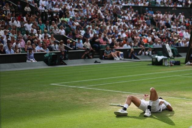 Wimbledon Tag Acht 10. Juli 2023, Wimbledon Wimbledon Tennis Championships Tag Acht Matteo Berrettini ITA fällt während seines Achtelfinalspiels im Herreneinzel gegen Carlos Alcaraz ESP zu Boden Foto Charlotte Wilson Offside Wimbledon UK  Copyright: xCharlottexWilsonx xOffsidexOffside