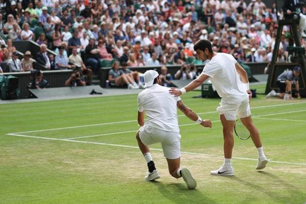 Wimbledon Tag Acht 10. Juli 2023, Wimbledon Wimbledon Tennis Championships Tag Acht Matteo Berrettini ITA fällt zu Boden und wird von Carlos Alcaraz ESP während des Achtelfinalspiels im Herreneinzel kontrolliert Foto Charlotte Wilson Offside Wimbledon UK  Copyright: xCharlottexWilsonx xOffsidexOffside