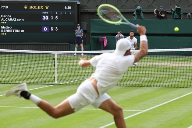 Wimbledon Tag Acht 10. Juli 2023, Wimbledon Wimbledon Tennis Championships Tag Acht Matteo Berrettini ITA in Aktion, während Carlos Alcaraz ESP während des Achtelfinales im Herreneinzel auf den Ball wartet Foto Charlotte Wilson Offside Wimbledon UK  Copyright: xCharlottexWilsonx xOffsidexOffside