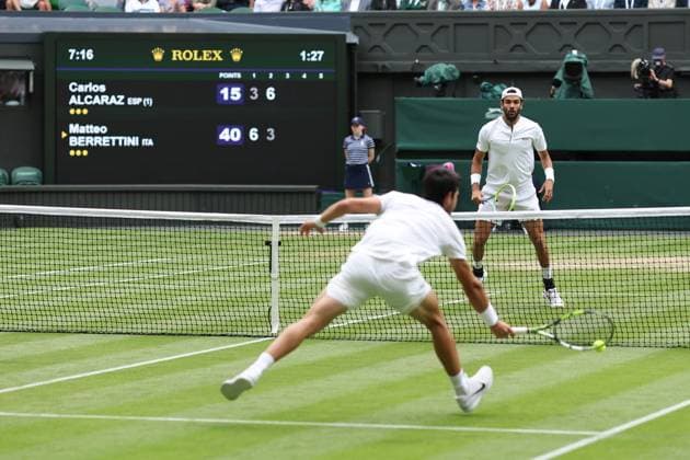 Wimbledon Tag Acht 10. Juli 2023, Wimbledon Wimbledon Tennis Championships Tag Acht Carlos Alcaraz ESP in Aktion, während Matteo Berrettini ITA während des Achtelfinales im Herreneinzel auf den Ball wartet Foto Charlotte Wilson Offside Wimbledon UK  Copyright: xCharlottexWilsonx xOffsidexOffside