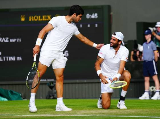 Sport Bilder des Tages Mandatory Credit: Photo by Javier Garcia Shutterstock (14003748jp) Matteo Berrettini falls during his fourth round match, Carlos Alcaraz checks to see that he is ok Wimbledon Tennis Championships, Day 8, The All England Lawn Tennis and Croquet Club, London, UK - 10 Jul 2023 Wimbledon Tennis Championships, Day 8, The All England Lawn Tennis and Croquet Club, London, UK - 10 Jul 2023  Copyright: xJavierxGarcia Shutterstockx 14003748jp