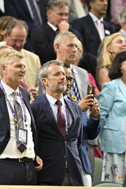 Tennis : Wimbledon 2023 - Angleterre - Prince Frederik du Danemark dans la Royal Box Tennis : Wimbledon 2023 - Angleterre- 10 07 23 ChrysleneCaillaud Panoramic  