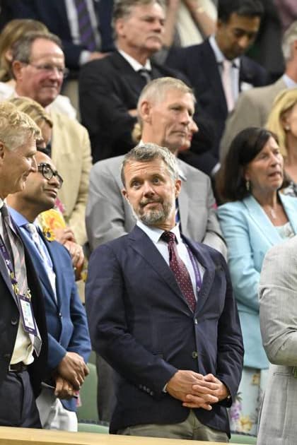 Tennis : Wimbledon 2023 - Angleterre - Prince Frederik du Danemark dans la Royal Box Tennis : Wimbledon 2023 - Angleterre- 10 07 23 ChrysleneCaillaud Panoramic  