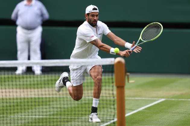 Wimbledon Tag Acht 10. Juli 2023, Wimbledon Wimbledon Tennis Championships Tag Acht Matteo Berrettini ITA in Aktion während seines Achtelfinalspiels im Herreneinzel gegen Carlos Alcaraz ESP Foto Charlotte Wilson Offside Wimbledon UK  Copyright: xCharlottexWilsonx xOffsidexOffside