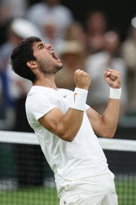 Wimbledon Tag Acht 10. Juli 2023, Wimbledon Wimbledon Tennis Championships Tag Acht Carlos Alcaraz ESP feiert seinen Sieg im Achtelfinale des Herreneinzels gegen Matteo Berrettini ITA Foto Charlotte Wilson Offside Wimbledon UK  Copyright: xCharlottexWilsonx xOffsidexOffside