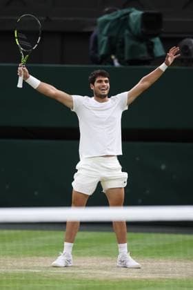 Wimbledon Tag Acht 10. Juli 2023, Wimbledon Wimbledon Tennis Championships Tag Acht Carlos Alcaraz ESP feiert seinen Sieg im Achtelfinale des Herreneinzels gegen Matteo Berrettini ITA Foto Charlotte Wilson Offside Wimbledon UK  Copyright: xCharlottexWilsonx xOffsidexOffside