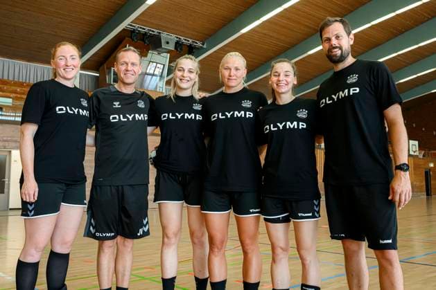 Sport Themen der Woche KW28 Sport Bilder des Tages Bietigheim, Deutschland 10. Juli 2023: HBF - Trainingsauftakt SG BBM Bietigheim Frauen v.li. Sofia Hvenfelt, Trainer Jakob Vestergaard, Klara Birtic, Isabell Andersson, Faluvegi Dorottya, Co-Trainer Frederick Griesbach Bietigheim-Bissingen Halle am Viadukt Baden-Württemberg Deutschland *** Bietigheim, Germany 10 July 2023 HBF training kick-off SG BBM Bietigheim women from left Sofia Hvenfelt, coach Jakob Vestergaard, Klara Birtic, Isabell Andersson, Faluvegi Dorottya, co-coach Frederick Griesbach Bietigheim Bissingen Halle am Viadukt Baden Württemberg Germany