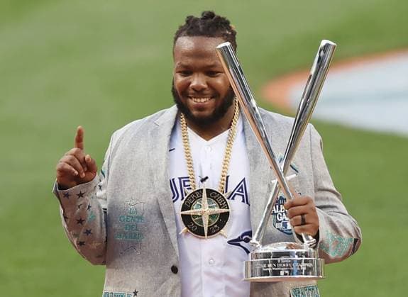 Bilder des Jahres 2023, Sport 07 Juli Sport Themen der Woche KW28 Sport Bilder des Tages Toronto Blue Jays Vladimir Guerrero Jr. holds the trophy after beating Tampa Bay Rays Randy Arozarena to win the 2023 MLB, Baseball Herren, USA Home Run Derby at T-Mobile Park in Seattle, Washington on Monday, July 10, 2023.  SEA20230710545 AARONxJOSEFCZYK