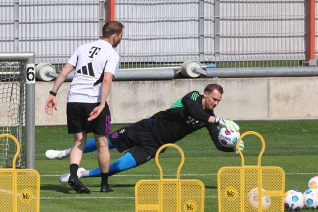 Sport Themen der Woche KW28 Sport Bilder des Tages 1 Manuel Neuer, und sein Trainer Michael Rechner, beim Torwarttraining, faengt den Ball, Fussball FC Bayern Muenchen Training an der Saebenerstrasse 11.07.2023 FOTO: Mladen Lackovic LakoPress *** 1 Manuel Neuer, and his coach Michael Rechner, during goalkeeper training, catches the ball, soccer FC Bayern Muenchen training at Saebenerstrasse 11 07 2023 PHOTO Mladen Lackovic LakoPress