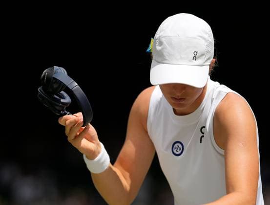 Mandatory Credit: Photo by Javier Garcia Shutterstock (14003753n) Iga Swiatek walks onto Centre Court with Bose headphones Wimbledon Tennis Championships, Day 9, The All England Lawn Tennis and Croquet Club, London, UK - 11 Jul 2023 Wimbledon Tennis Championships, Day 9, The All England Lawn Tennis and Croquet Club, London, UK - 11 Jul 2023  Copyright: xJavierxGarcia Shutterstockx 14003753n