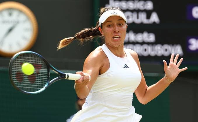 Sport Bilder des Tages Mandatory Credit: Photo by Simon Dael Shutterstock (14003756r) Jessica Pegula in action against Marketa Vondrousova Wimbledon Tennis Championships, Day 9, The All England Lawn Tennis and Croquet Club, London, UK - 11 Jul 2023 Wimbledon Tennis Championships, Day 9, The All England Lawn Tennis and Croquet Club, London, UK - 11 Jul 2023  Copyright: xSimonxDael Shutterstockx 14003756r