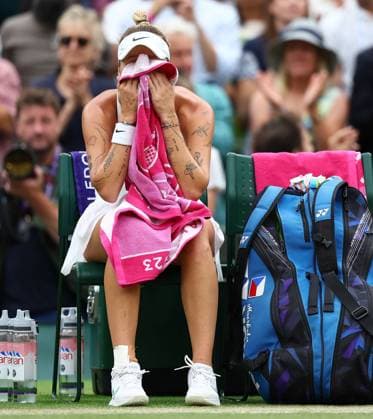 Mandatory Credit: Photo by Simon Dael Shutterstock (14003756bx) Marketa Vondrousova celebrates victory over Jessica Pegula in the quarter final Wimbledon Tennis Championships, Day 9, The All England Lawn Tennis and Croquet Club, London, UK - 11 Jul 2023 Wimbledon Tennis Championships, Day 9, The All England Lawn Tennis and Croquet Club, London, UK - 11 Jul 2023  Copyright: xSimonxDael Shutterstockx 14003756bx