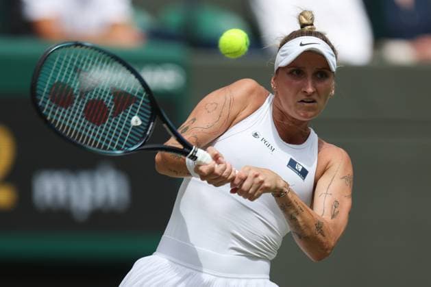 Wimbledon Tag Neun 11. Juli 2023, Wimbledon Wimbledon Tennis Championships Tag Neun Marketa Vondrousova CZE in Aktion während ihres Viertelfinalspiels im Dameneinzel gegen Jessica Pegula USA Foto Charlotte Wilson Abseits Wimbledon UK  Copyright: xCharlottexWilsonx xOffsidexOffside