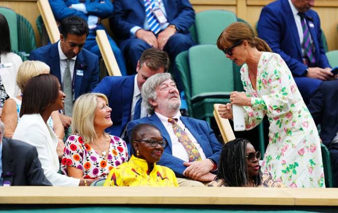 Sport Bilder des Tages Mandatory Credit: Photo by Javier Garcia Shutterstock (14003753ev) Denise Lewis, Stephen Fry and Dacey Bussell in the Royal Box on Centre Court Wimbledon Tennis Championships, Day 9, The All England Lawn Tennis and Croquet Club, London, UK - 11 Jul 2023 Wimbledon Tennis Championships, Day 9, The All England Lawn Tennis and Croquet Club, London, UK - 11 Jul 2023  Copyright: xJavierxGarcia Shutterstockx 14003753ev
