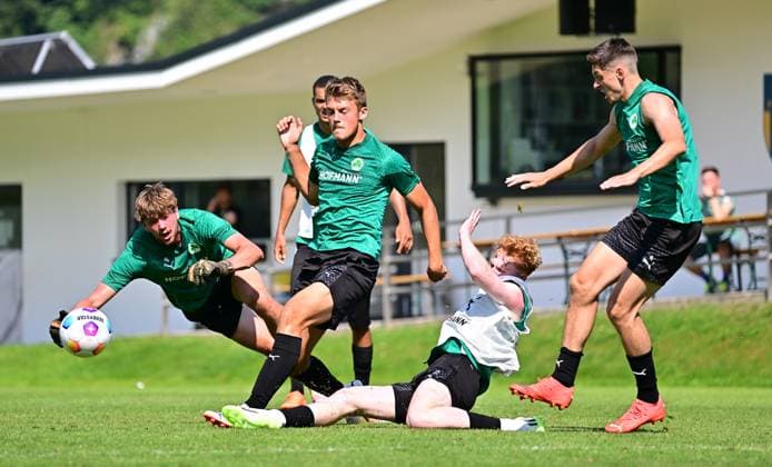 Sport Themen der Woche KW28 Sport Bilder des Tages 11.07.2023 - Fussball - 2. Bundesliga - Saison 2023 2024 - SpVgg Greuther Fürth Fuerth - Trainingslager Bad Häring - - xwoxzix - Lasse Schulz ( SpVgg Greuther Fürth ) Ben Schlicke ( SpVgg Greuther Fürth ) Robert Wagner (22, SpVgg Greuther Fürth ) Damian Michalski (4, SpVgg Greuther Fürth ) *** 11 07 2023 Football 2 Bundesliga Season 2023 2024 SpVgg Greuther Fürth Fuerth Training Camp Bad Häring xwoxzix Lasse Schulz SpVgg Greuther Fürth Ben Schlicke SpVgg Greuther Fürth Robert Wagner 22, SpVgg Greuther Fürth Damian Michalski 4, SpVgg Greuther Fürth