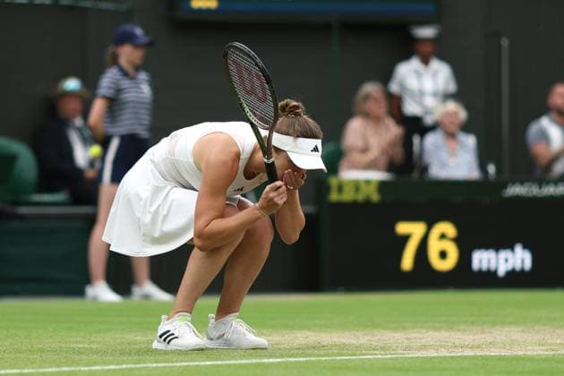Wimbledon Tag Neun 11. Juli 2023, London Wimbledon Tennis Championships Tag Neun Elina Svitolina im Moment des Sieges über Iga Swiatek Foto Charlotte Wilson Abseits London UK  Copyright: xCharlottexWilsonx xOffsidexOffside