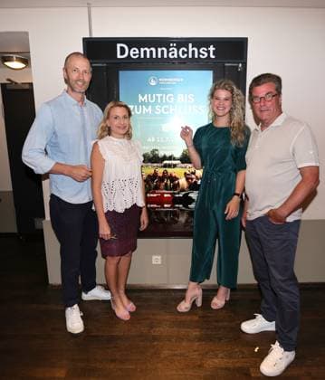 11 07 2023 football season 2022 2023 2 women football Bundesliga cinema premiere 1 FC Nürnberg FCN club promotion film courageous to the end sports photo zinc DaMa xdaxmax Niels Rossow board of directors finance and administration 1 FC Nürnberg FCN Dr Karoline Haderer head of marketing NÜRNBERGER Versicherung Lea Paulick 1, 1 FC Nürnberg FCN Dieter Hecking coach board of directors sport 1 FC Nürnberg FCN in front of cinema poster courageous to the end
