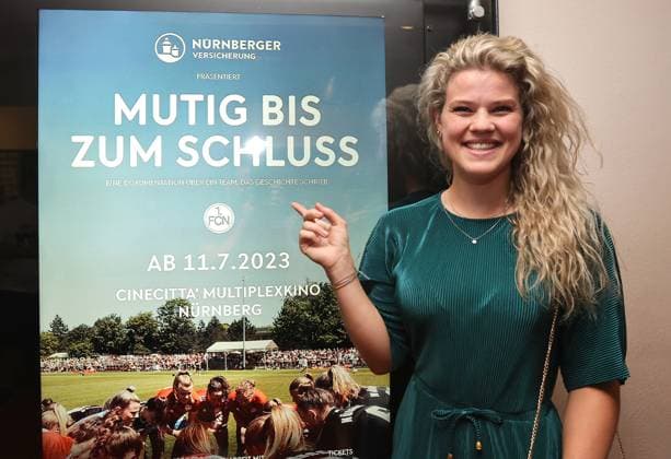 11 07 2023 football season 2022 2023 2 women football Bundesliga cinema premiere 1 FC Nürnberg FCN club promotion film courageous to the end sports photo zinc DaMa xdaxmax Lea Paulick 1, 1 FC Nürnberg FCN in front of cinema poster courageous to the end
