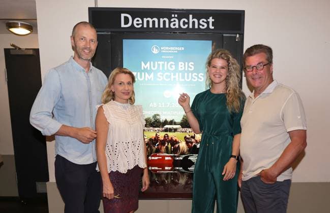 11 07 2023 football season 2022 2023 2 women football Bundesliga cinema premiere 1 FC Nürnberg FCN club promotion film courageous to the end sports photo zinc DaMa xdaxmax Niels Rossow board of directors finance and administration 1 FC Nürnberg FCN Dr Karoline Haderer head of marketing NÜRNBERGER Versicherung Lea Paulick 1, 1 FC Nürnberg FCN Dieter Hecking coach board of directors sport 1 FC Nürnberg FCN in front of cinema poster courageous to the end