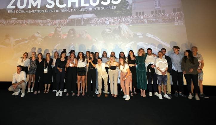 11 07 2023 football season 2022 2023 2 women football Bundesliga cinema premiere 1 FC Nürnberg FCN club promotion film brave to the end sports photo zinc DaMa xdaxmax team team of 1 FC Nürnberg FCN after the end of the film on stage group picture team picture team picture