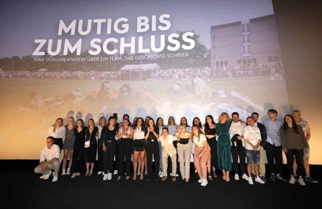 11 07 2023 football season 2022 2023 2 women football Bundesliga cinema premiere 1 FC Nürnberg FCN club promotion film brave to the end sports photo zinc DaMa xdaxmax team team of 1 FC Nürnberg FCN after the end of the film on stage group picture team picture team picture
