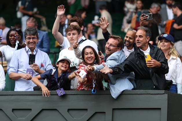 Wimbledon Tag Neun 11. Juli 2023, Wimbledon Wimbledon Tennis Championships Tag Neun Fans greifen nach dem Schweißband von Novak Djokovic, nachdem er es ihnen zugeworfen hat Foto Charlotte Wilson Abseits Wimbledon UK  Copyright: xCharlottexWilsonx xOffsidexOffside