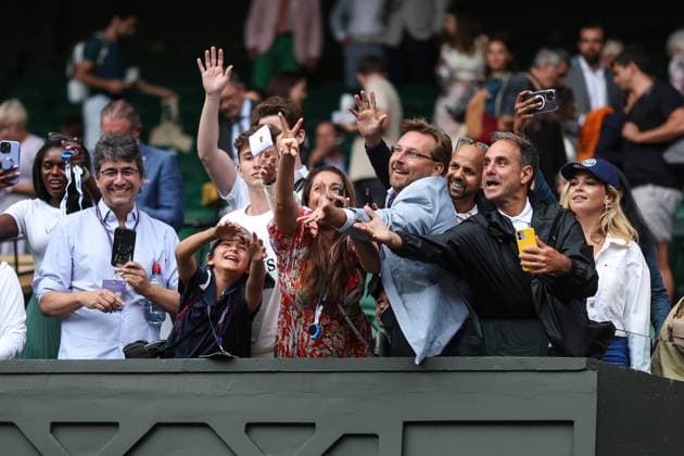 Wimbledon Tag Neun 11. Juli 2023, Wimbledon Wimbledon Tennis Championships Tag Neun Fans greifen nach dem Schweißband von Novak Djokovic, nachdem er es ihnen zugeworfen hat Foto Charlotte Wilson Abseits Wimbledon UK  Copyright: xCharlottexWilsonx xOffsidexOffside