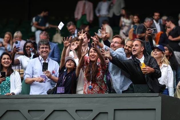 Wimbledon Tag Neun 11. Juli 2023, Wimbledon Wimbledon Tennis Championships Tag Neun Fans greifen nach dem Schweißband von Novak Djokovic, nachdem er es ihnen zugeworfen hat Foto Charlotte Wilson Abseits Wimbledon UK  Copyright: xCharlottexWilsonx xOffsidexOffside