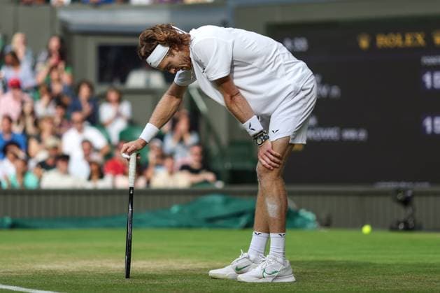 Wimbledon Tag Neun 11. Juli 2023, Wimbledon Wimbledon Tennis Championships Tag Neun Andrey Rublev stützt sich nach einem harten Ballwechsel auf seinen Schläger Foto Charlotte Wilson Abseits Wimbledon UK  Copyright: xCharlottexWilsonx xOffsidexOffside