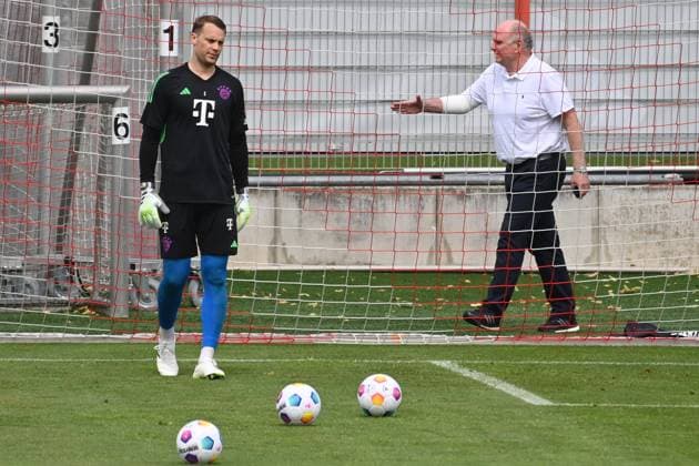 Manuel NEW goalkeeper Bayern Muenchen ,re Uli HOENESS Höness,honorary president Bayern Muenchen as a training guest training FC Bayern Muenchen on the training ground at the Saebener Strasse on 12 07 2023 Football 1 Bundesliga,season 2023 2024