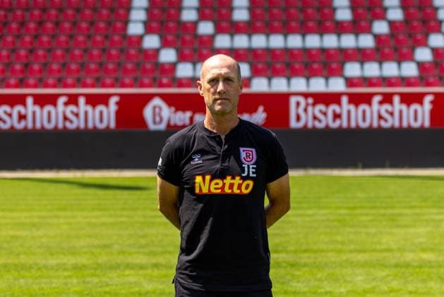 11 07 2023, Football, GER, Season, 3 Liga, Porträttermin 2023 2024, SSV Jahn Regensburg Joe Enochs head coach SSV Jahn Regensburg 3 Liga, Porträttermin 2023 2024, DFL REGULATES PROHIBIT ANY USE OF PHOTOGRAPHS AS IMAGE SEQUENCES AND OR QUASI VIDEO