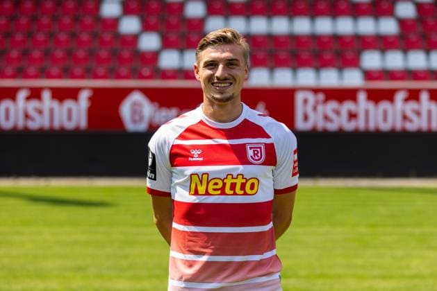 11 07 2023, Football, GER, Season, 3 Liga, Porträttermin 2023 2024, SSV Jahn Regensburg Elias Huth SSV Jahn Regensburg 3 Liga, Porträttermin 2023 2024, DFL REGULATES PROHIBIT ANY USE OF PHOTOGRAPHS AS IMAGE SEQUENCES AND OR QUASI VIDEO