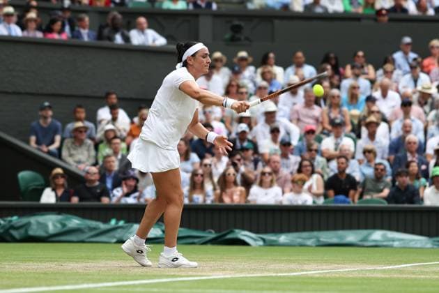 Wimbledon Tag Zehn 12. Juli 2023, Wimbledon Wimbledon Tennis Championships Tag Zehn Ons Jabeur TUN schlägt den Ball während ihres Dameneinzel-Viertelfinalspiels gegen Elena Rybakina KAZ aus Frustration auf den Boden Foto Charlotte Wilson Offside Wimbledon UK  Copyright: xCharlottexWilsonx xOffsidexOffside