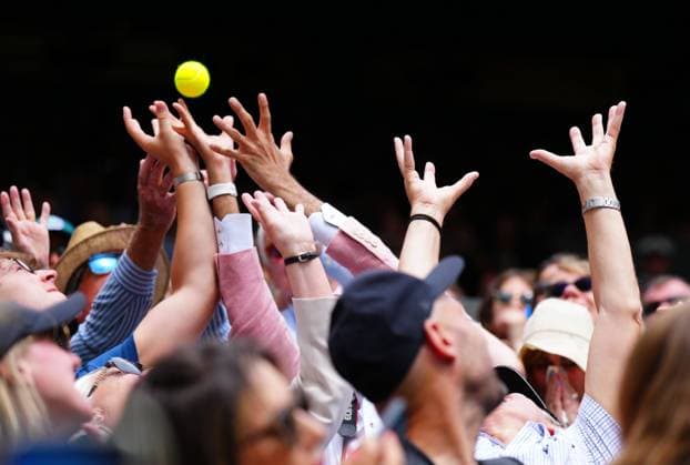 Sport Bilder des Tages Mandatory Credit: Photo by Javier Garcia Shutterstock (14006839cw) Spectators attempt to catch the ball Wimbledon Tennis Championships, Day 10, The All England Lawn Tennis and Croquet Club, London, UK - 12 Jul 2023 Wimbledon Tennis Championships, Day 10, The All England Lawn Tennis and Croquet Club, London, UK - 12 Jul 2023  Copyright: xJavierxGarcia Shutterstockx 14006839cw
