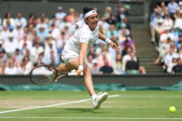 Wimbledon Tag Zehn 12. Juli 2023, Wimbledon Wimbledon Tennis Championships Tag Zehn Ons Jabeur TUN in Aktion während ihres Dameneinzel-Viertelfinalspiels gegen Elena Rybakina KAZ Foto Charlotte Wilson Offside Wimbledon UK  Copyright: xCharlottexWilsonx xOffsidexOffside