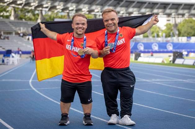 Bilder des Jahres 2023, Sport 07 Juli Sport Themen der Woche KW28 Sport Bilder des Tages Paris 2023 World Para Athletics Championships; Frankreich, 12.07.2023 Weltmeister Yannis Fischer (GER VfB Stuttgart F40) und Vize-Weltmeister Niko Kappel (GER VfB Stuttgart F41) waehrend der World Para Athletics Championships am 12.07.2023 im Charlety Stadium in Paris, Frankreich. *** Paris 2023 World Para Athletics Championships France, 12 07 2023 World Champion Yannis Fischer GER VfB Stuttgart F40 and Vice World Champion Niko Kappel GER VfB Stuttgart F41 during the World Para Athletics Championships on 12 07 2023 at Charlety Stadium in Paris, France Copyright: xBEAUTIFULxSPORTS LeahxKohringx